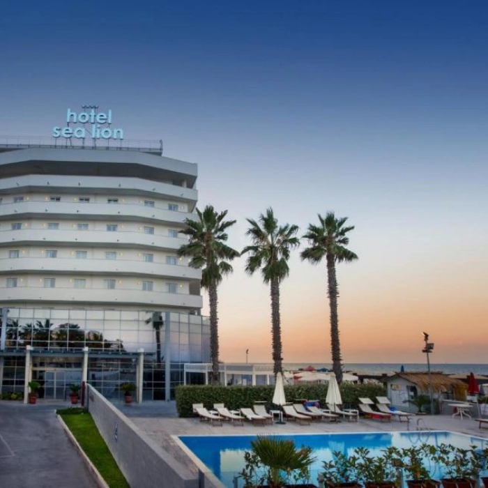 Sea Lion Hotel-piscina e struttura