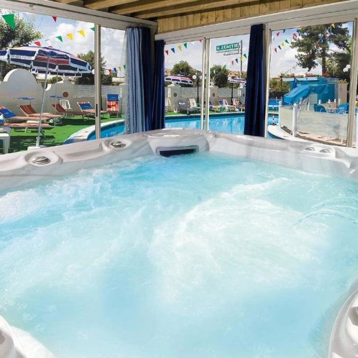 Hotel Zenith-piscina e vasca
