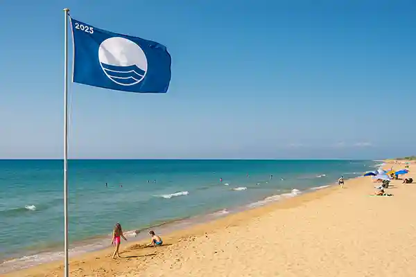 🏖️ Bandiere Blu 2025: la classifica delle migliori spiagge italiane per una vacanza sostenibile