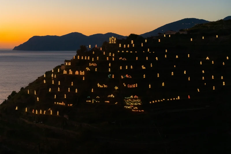 🎄 Il Presepe di Manarola: il più grande presepe luminoso del mondo