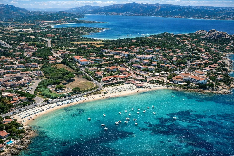 🏖️ Cala Battistoni e Baja Sardinia – un angolo luminoso della Costa Smeralda