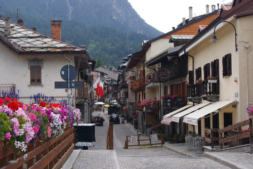 Cesana Torinese, città medievale immersa nella Val di Susa.